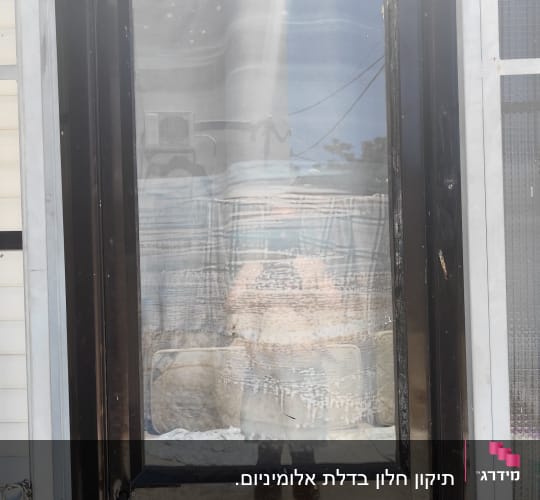 דלת זכוכית עם השתקפות של אדם